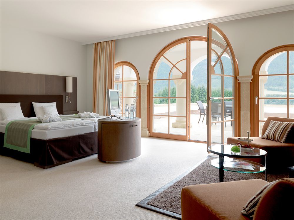 基茨比厄尔玫瑰酒店 外观 照片 A room at the Hotel Axelmannstein